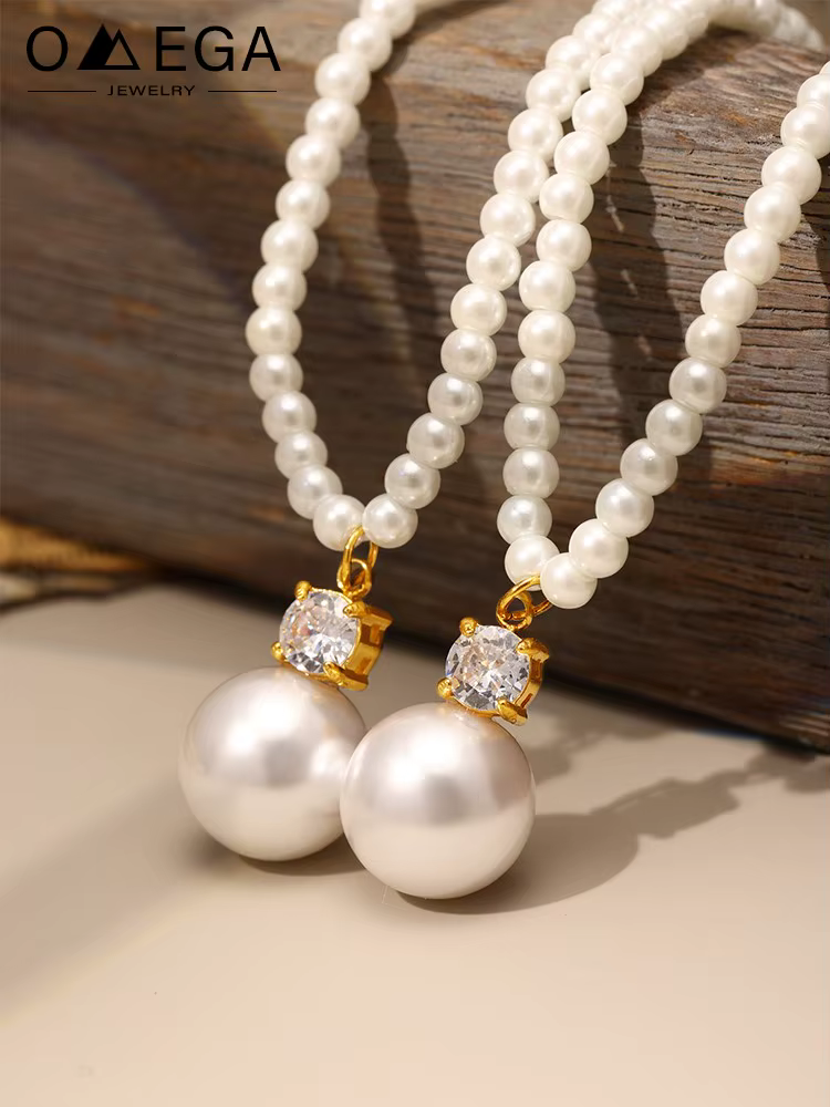 Collier court en perles de coquillage faites à la main pour femmes