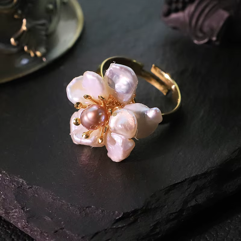 Bague baroque en perles d'eau douce naturelles