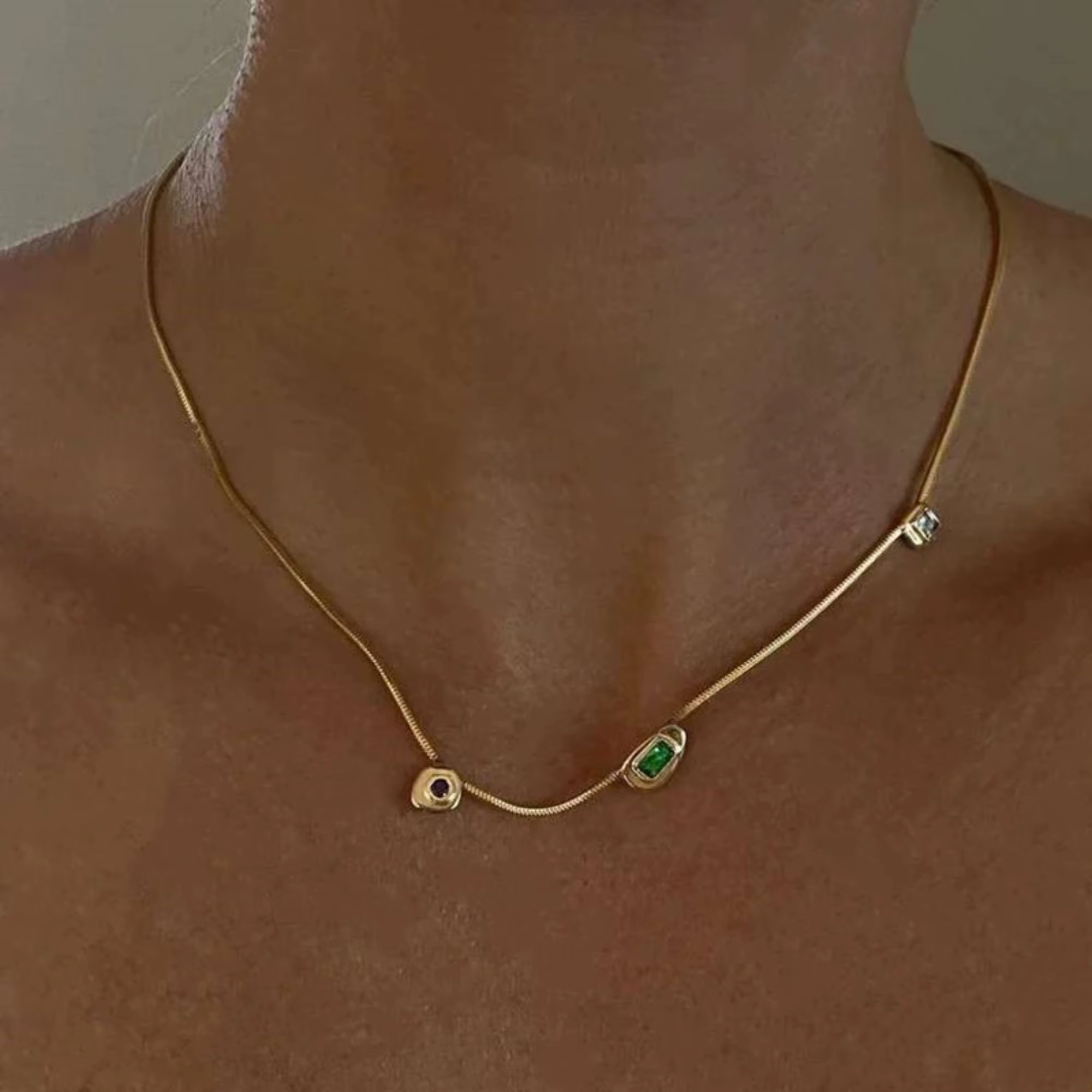 Collier ras du cou en acier inoxydable plaqué or 18 carats