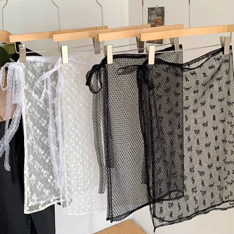 La robe en dentelle avec une couverture de rideau crée un look superposé par un tablier