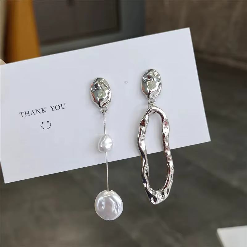 Boucles d'oreilles asymétriques élégantes