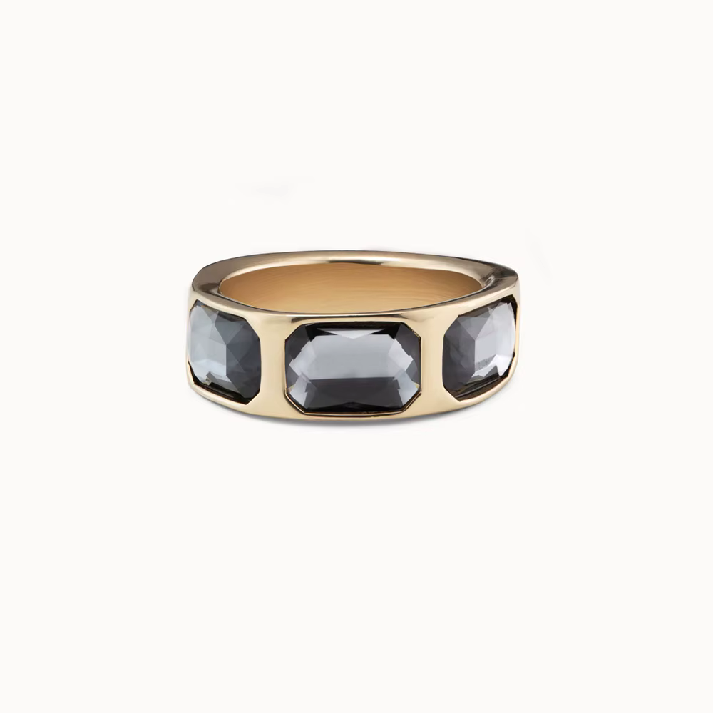 Bague incrustée de pierres précieuses de luxe élégantes