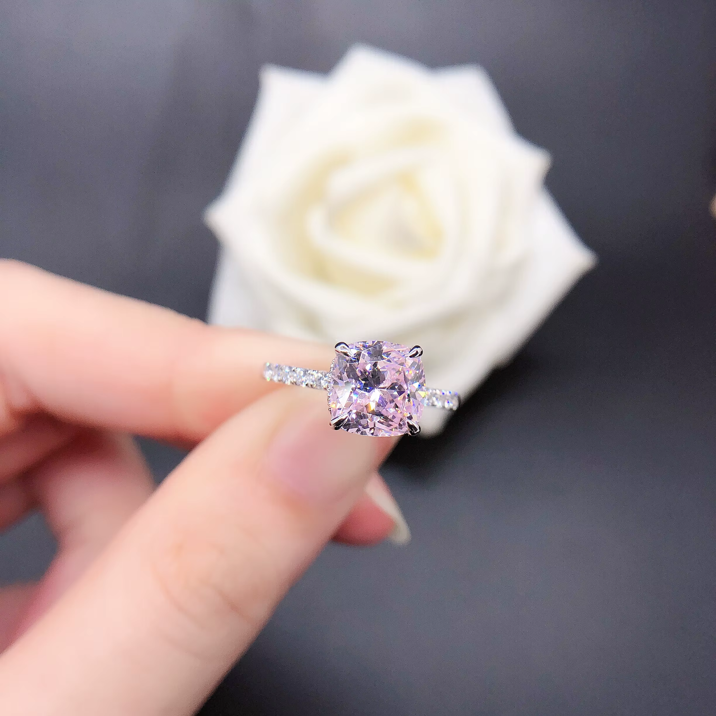 Bague en or blanc 18 carats avec diamant taille coussin pour femme