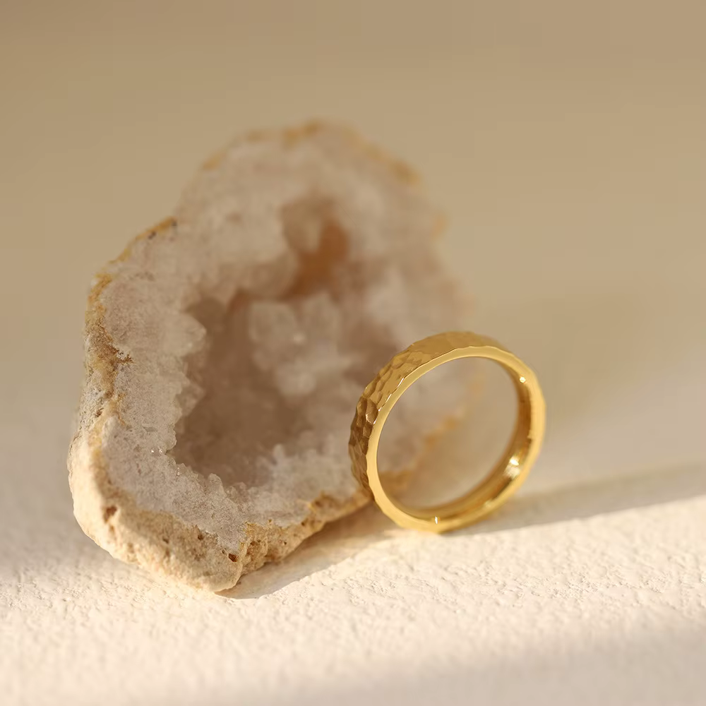 Bague en acier inoxydable avec ondulations de l'eau pour femme