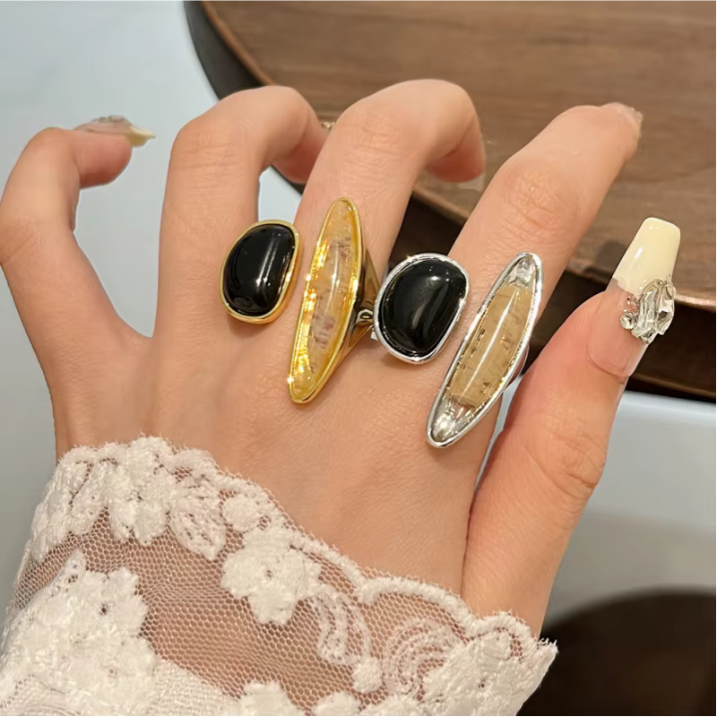Bague ouverte irrégulière de style français