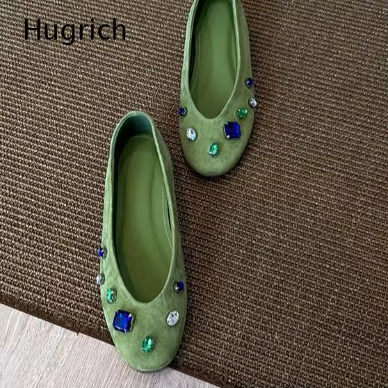 Ballerines en daim vert ornées de pierres précieuses