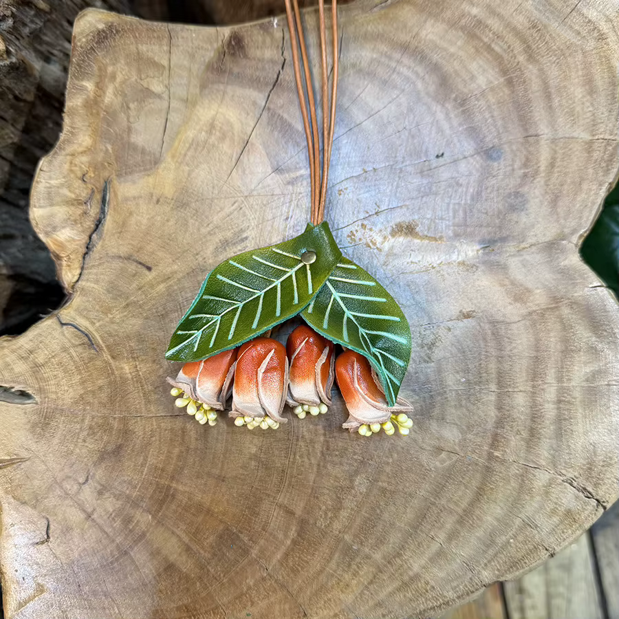 Pendentif fleur de muguet en cuir de vachette fait main