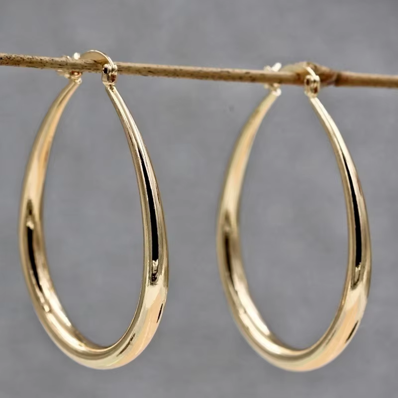 Boucles d'oreilles créoles lisses en or brillant pour femmes