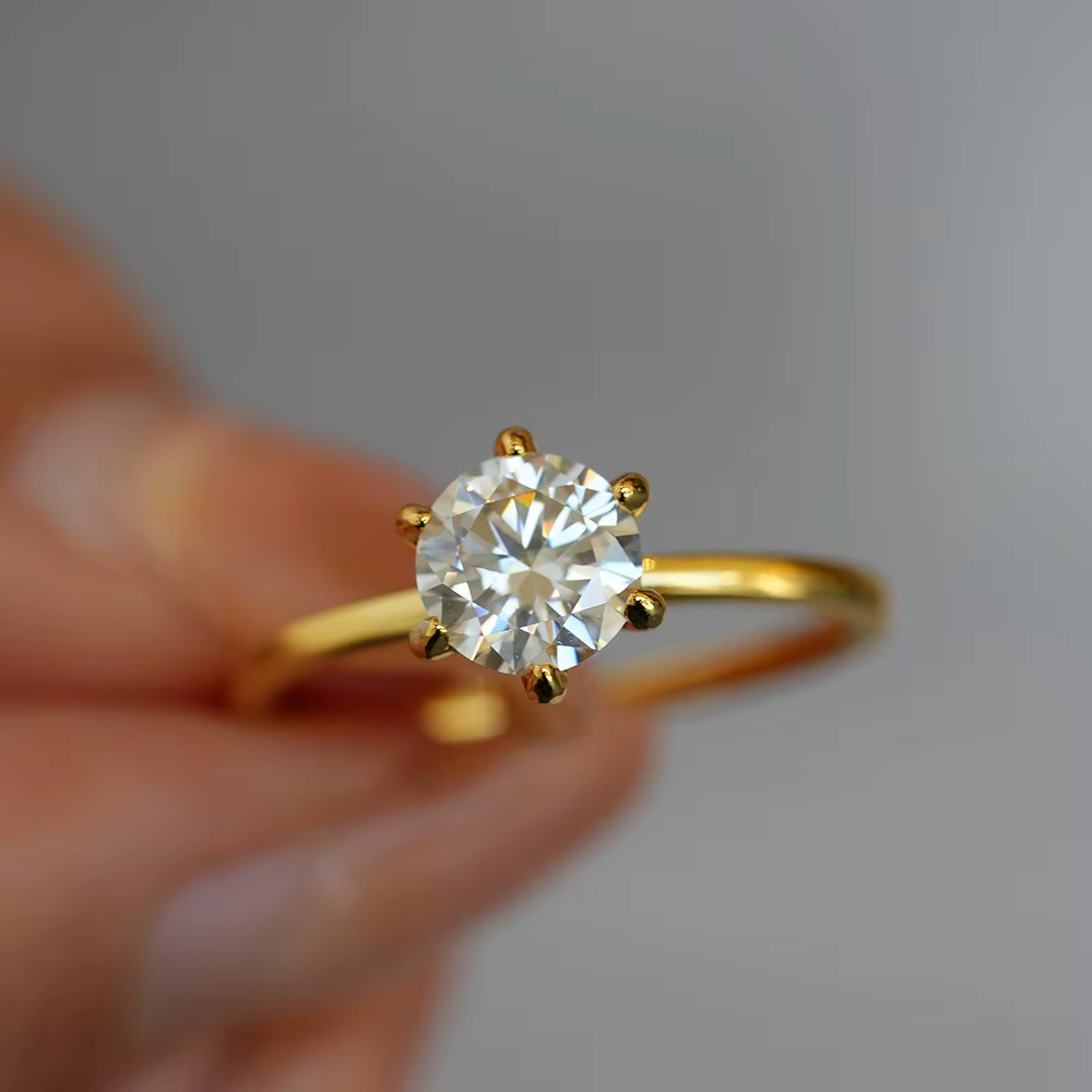 Bague classique à six griffes en or 18 carats