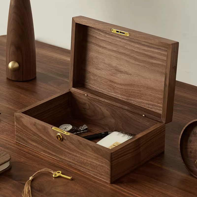 Boîte à bijoux en bois massif