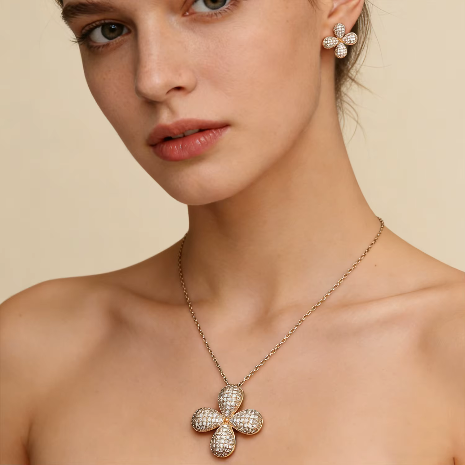 Ensemble de collier et de boucles d'oreilles en or plaqué 18 carats avec trèfle à quatre feuilles entièrement pavé
