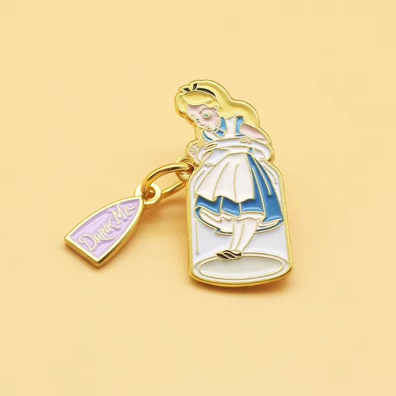 Alice's Adventures au pays des merveilles épingle à revers en émail princesse pays des merveilles recueillir Badg bijoux orner sac à dos chapeau collier broches