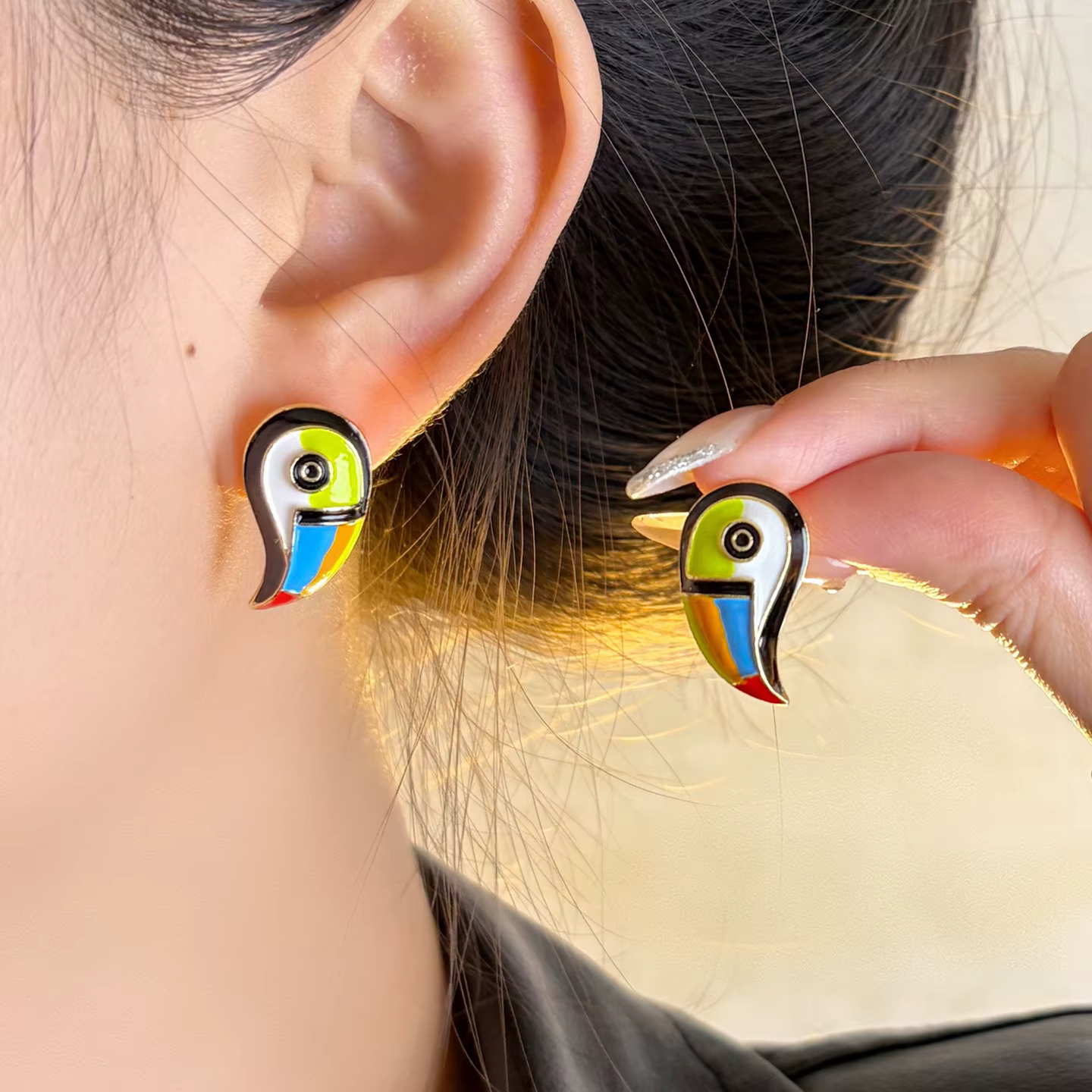 Boucles d'oreilles clous de luxe exagérées en émail coloré style toucan français vintage pour femme