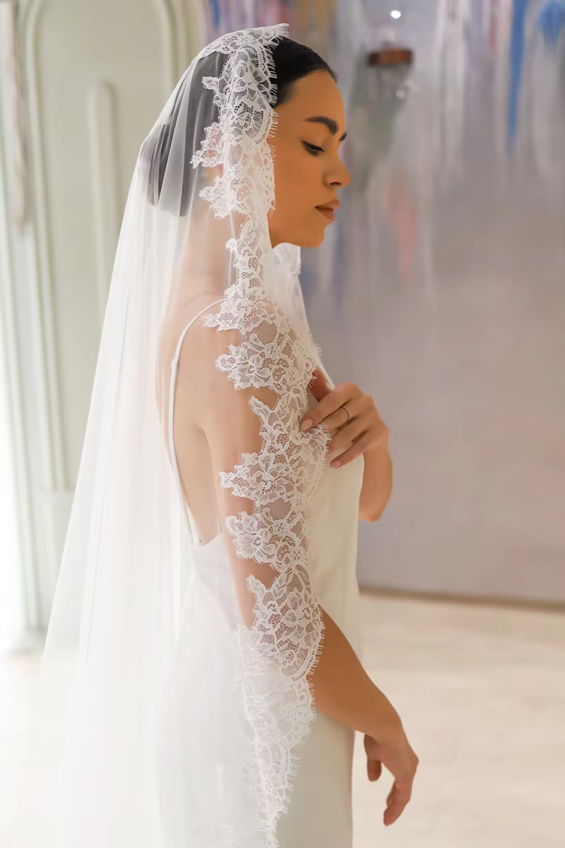 Voile en dentelle mantille