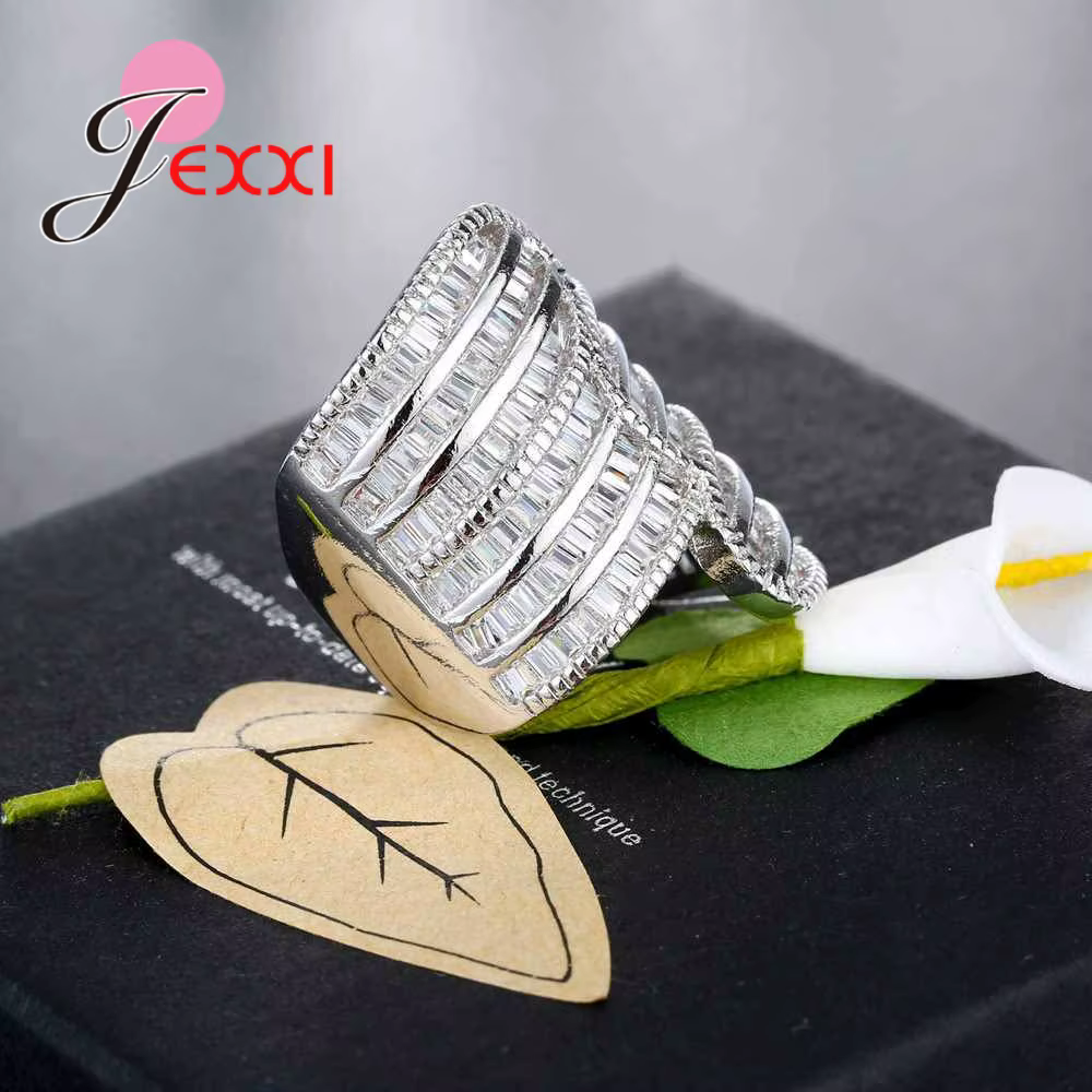 Bague Punk incrustée de strass blancs
