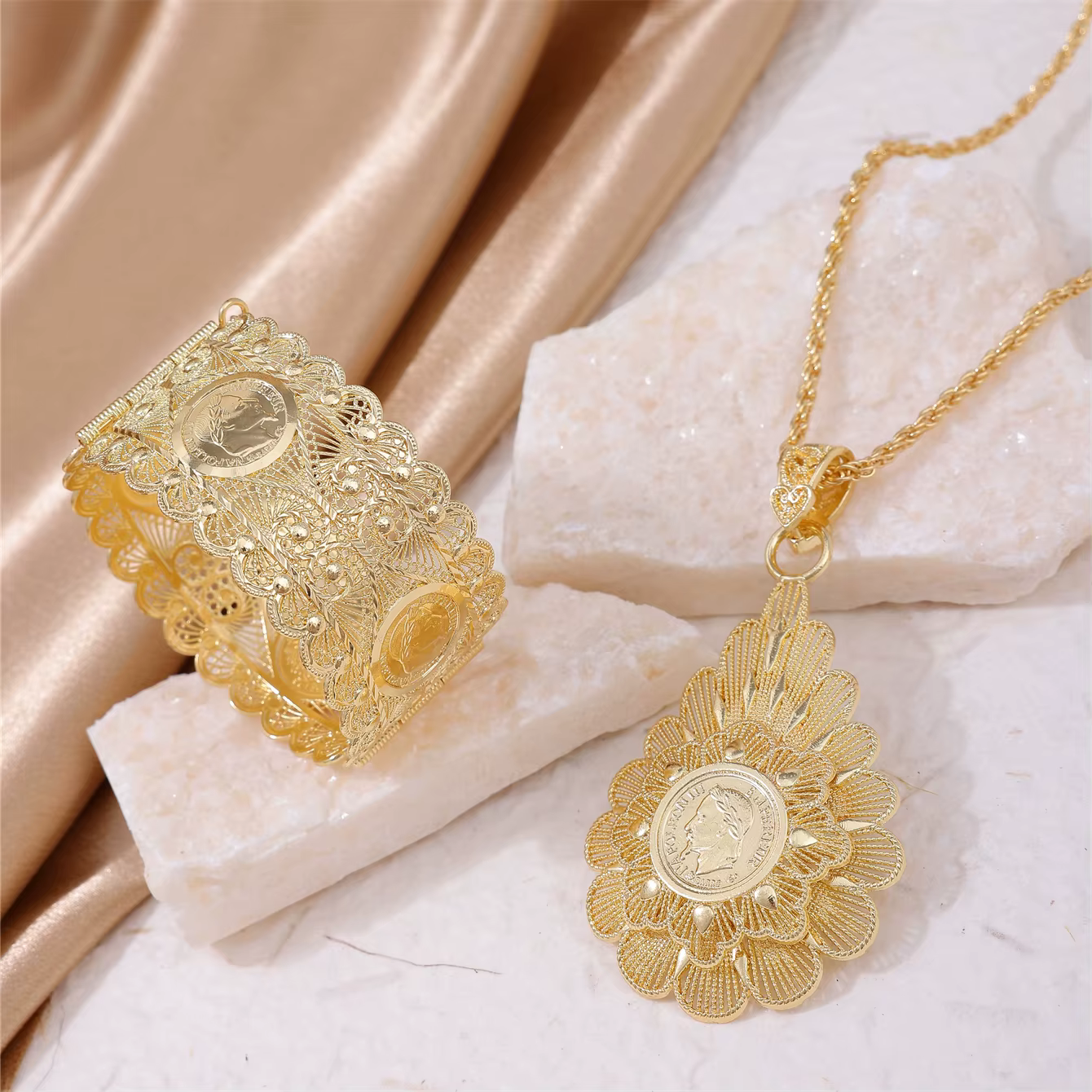 Ensemble deux pièces collier et Bracelet rétro français
