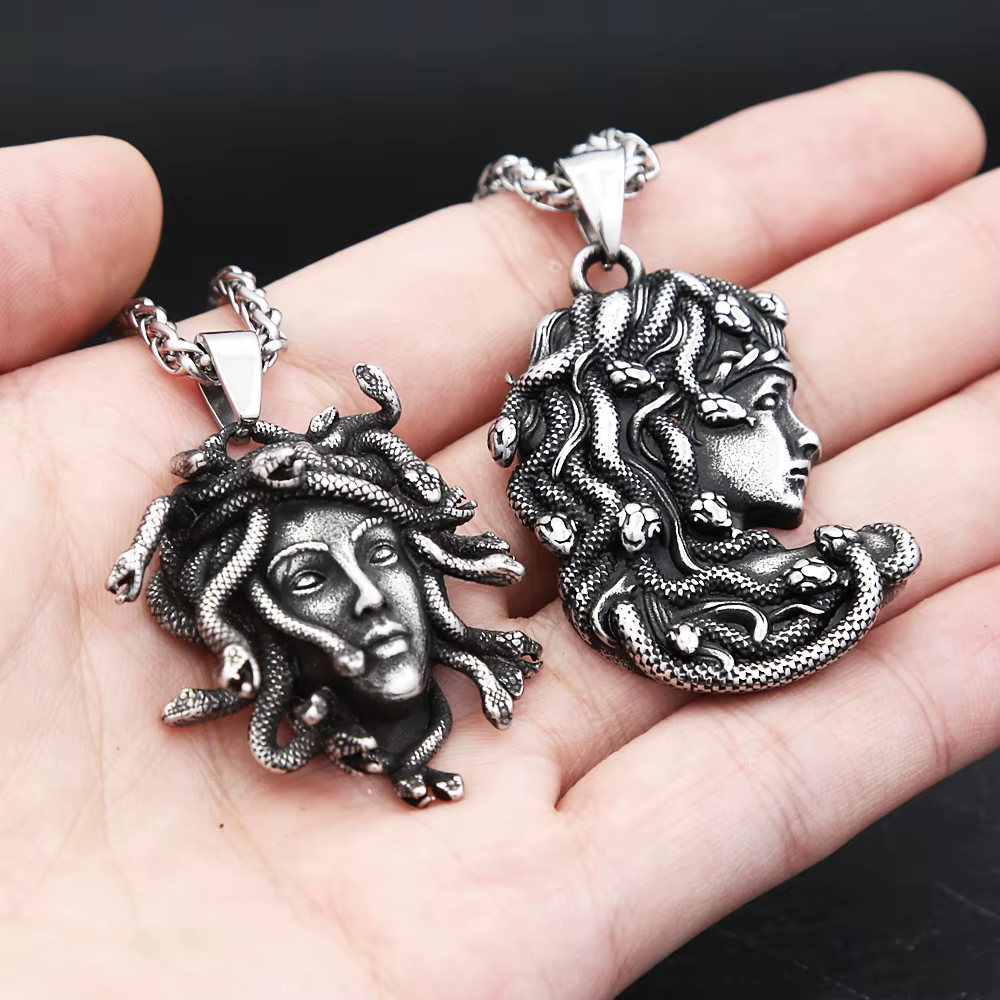 Collier gothique classique avec pendentif Medusa pour hommes et femmes