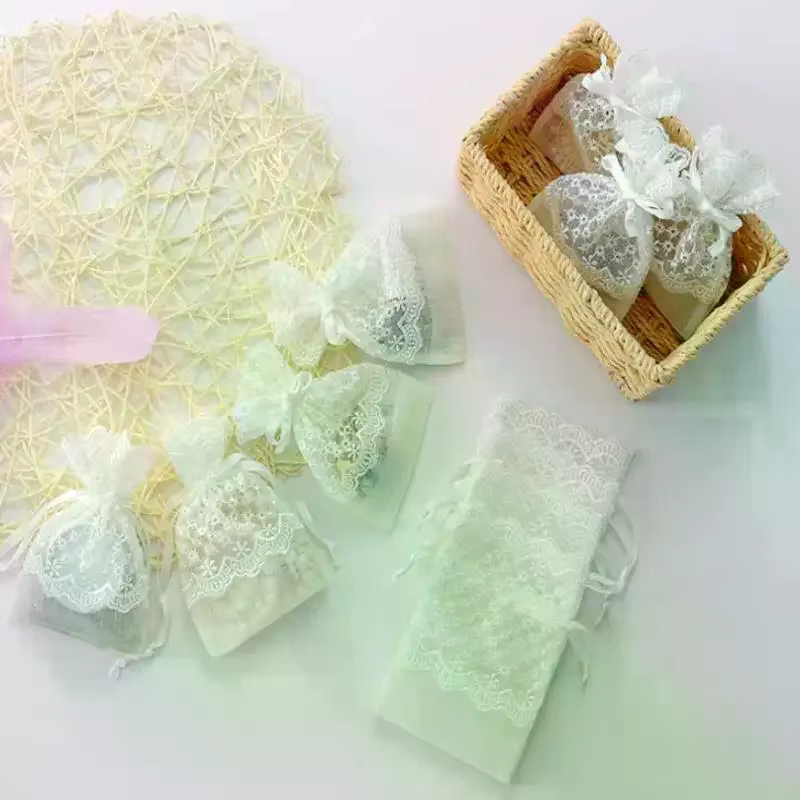 Sac cadeau blanc réutilisable en gaze et dentelle avec cordon de serrage pour cadeaux de festival, rangement et emballage de bijoux