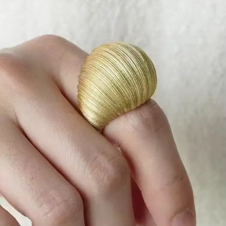 Anneau rond en arc artisanal en fil doré