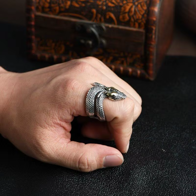 Bague serpent corne en forme de vipère