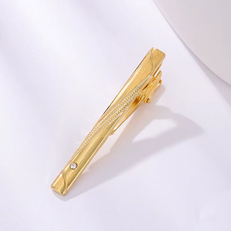 Fermoir à cravate élégant de couleur or pour hommes ; Accessoire idéal pour les mariés et les messieurs.