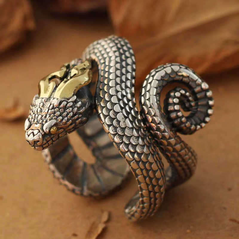 Bague serpent corne en forme de vipère