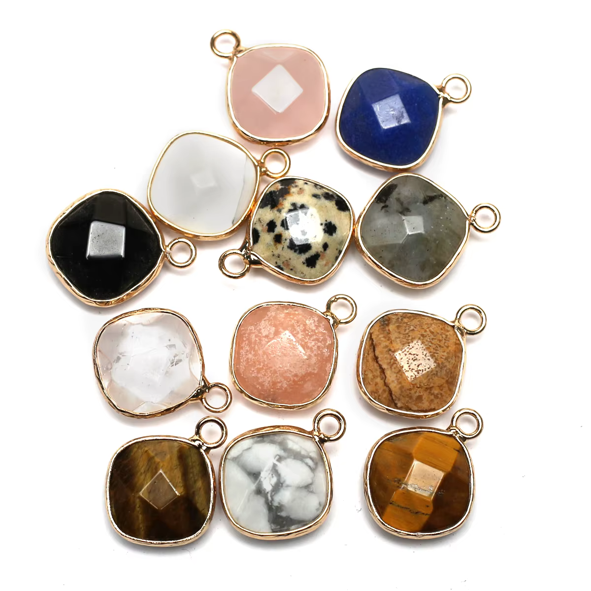 Pendentif en pierre précieuse naturelle taillée en losange avec enveloppe dorée
