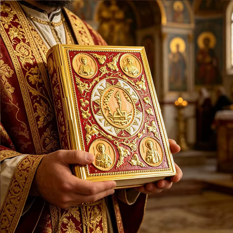 Nouvelle Couverture d'Évangile Ornée Plaquée Or avec Écussons en Relief des Apôtres pour l'Autel de l'Église Orthodoxe
