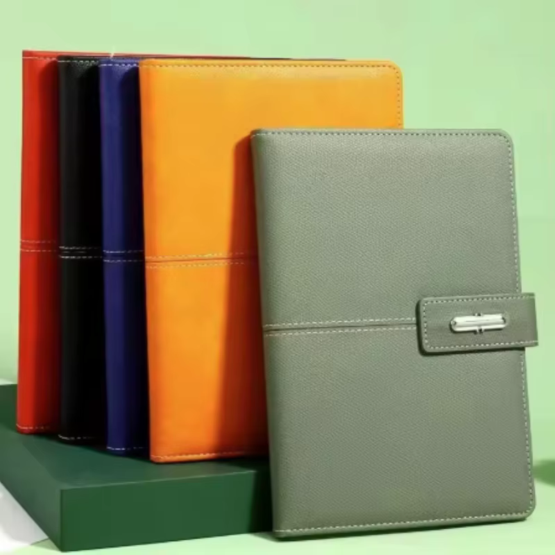 Ensemble de carnets de notes professionnels en cuir élégant haut de gamme avec boîte cadeau et porte-stylo pour usage professionnel et journalisation.