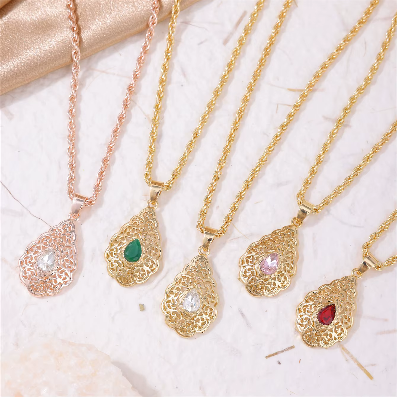 Pendentif en cristal en forme de goutte d'or