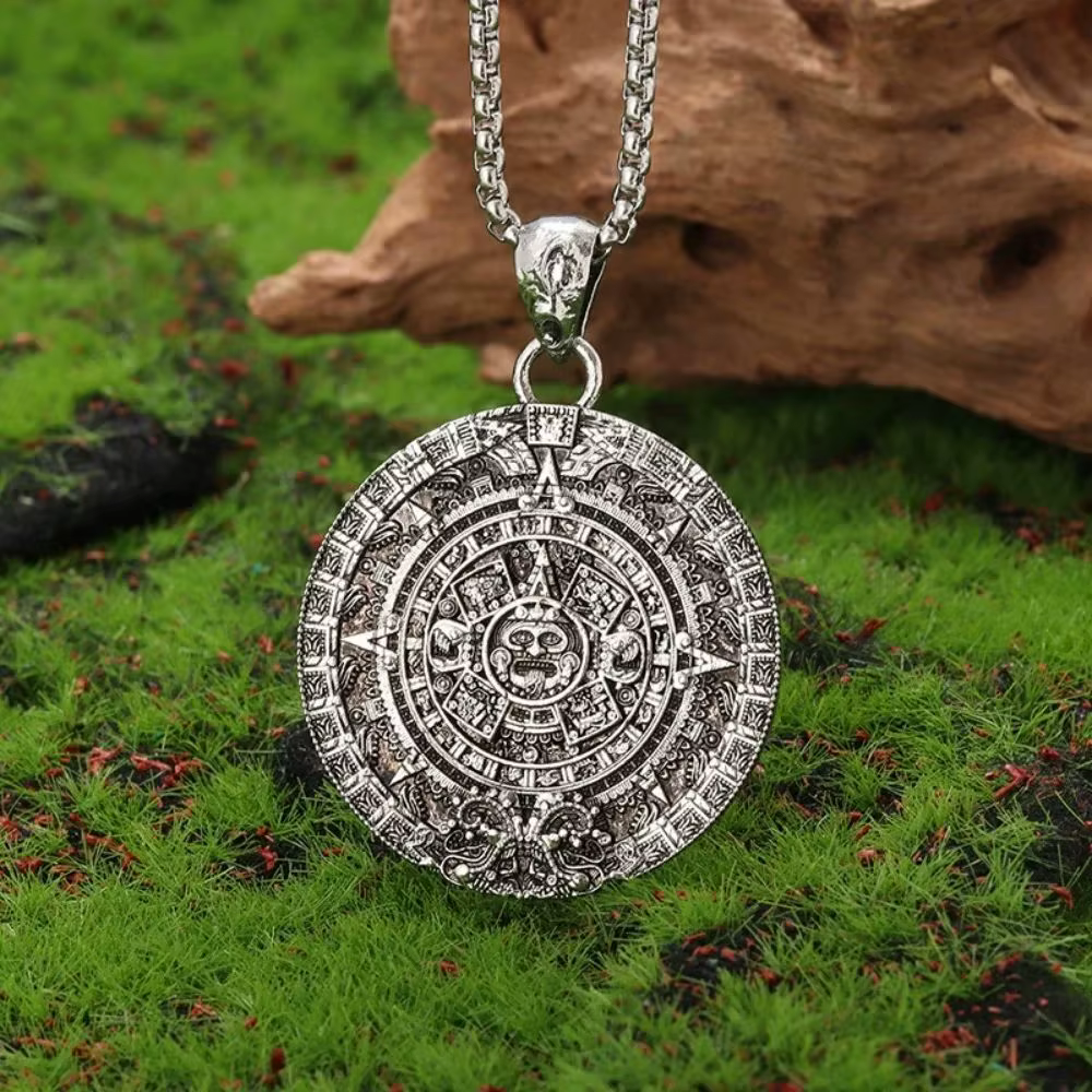Collier pendentif rond avec calendrier solaire Vintage