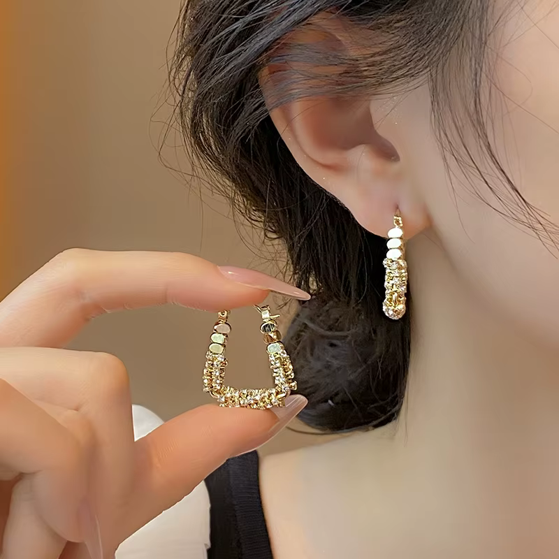 Conception du nouvel an: Micro ensemble géométrique irrégulier boucles d'oreilles en métal Zircon accessoires d'oreille de luxe pour les femmes en 2025 bijoux de mode