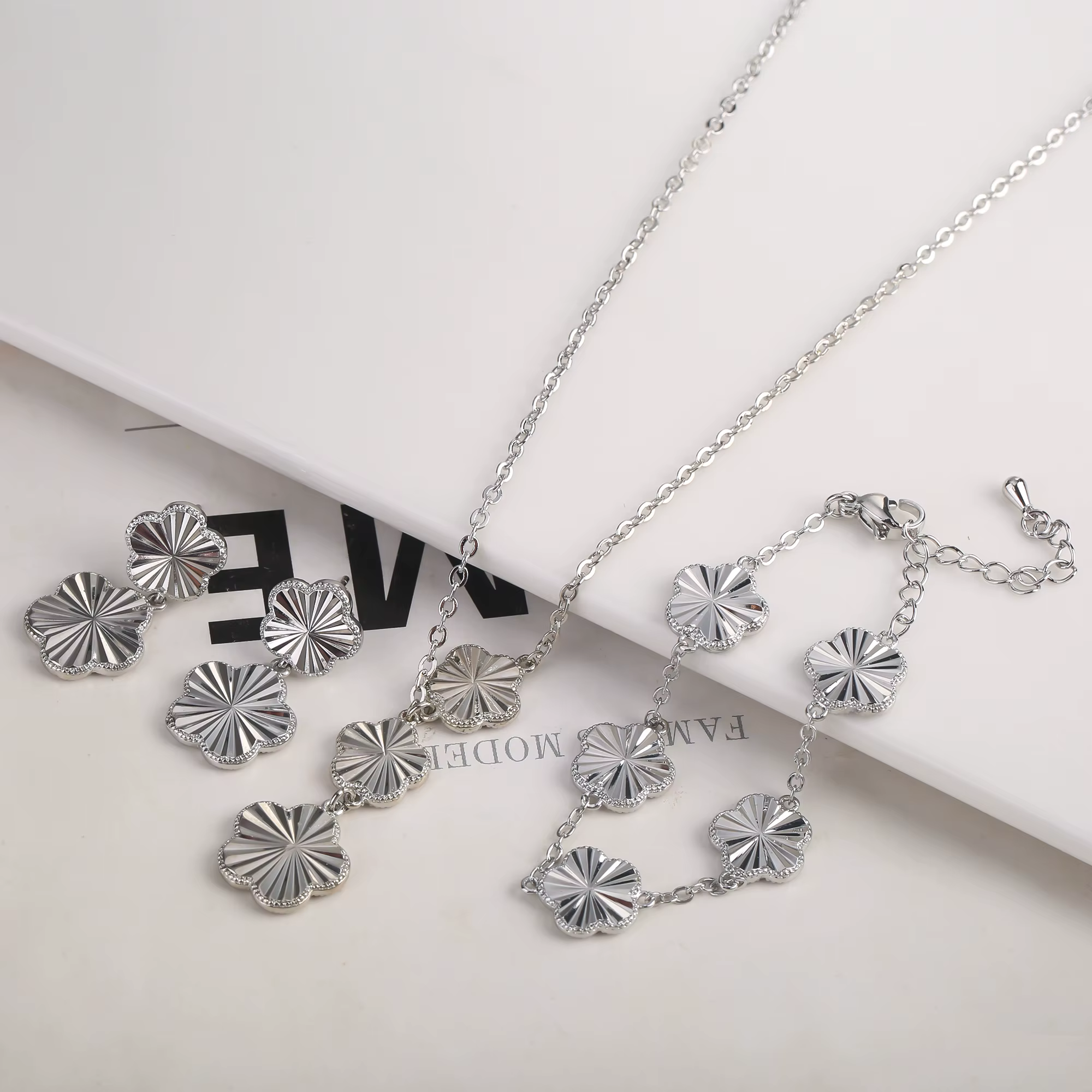 Ensemble de bijoux asymétriques en métal