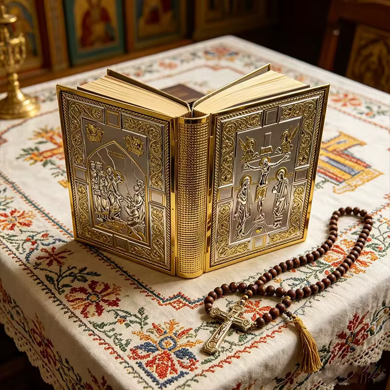 Couverture de Bible Catholique Orthodoxe Plaquée Or avec Icônes Émaillées pour Liturgie d'Église
