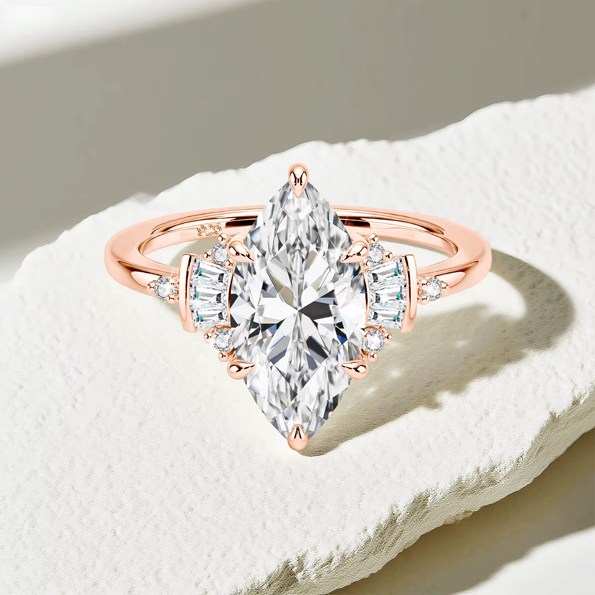 Bague de fiançailles de luxe en forme de marquise