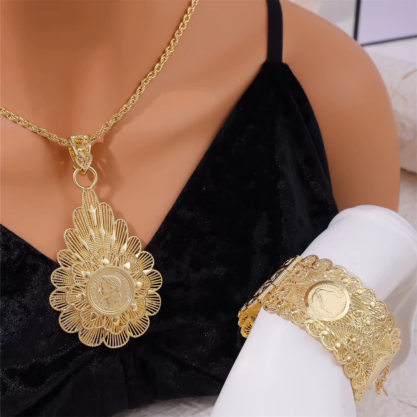 Ensemble deux pièces collier et Bracelet rétro français