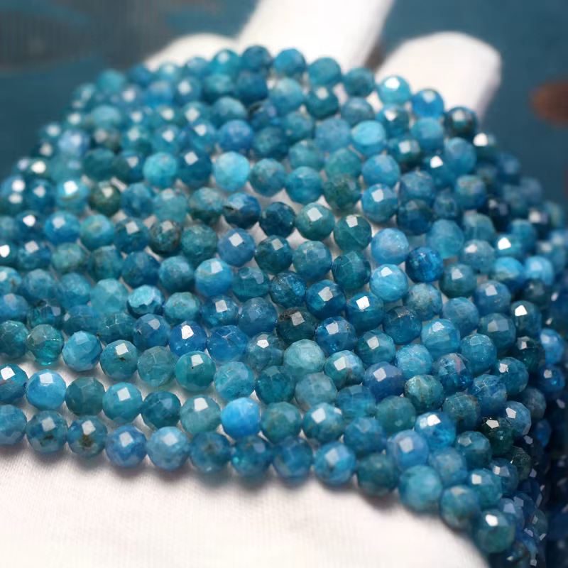 Fil de perles rondes et cubiques à facettes en Apatite bleue naturelle (2 brins/ensemble), absorbe l'énergie négative, pour la fabrication de bijoux fins