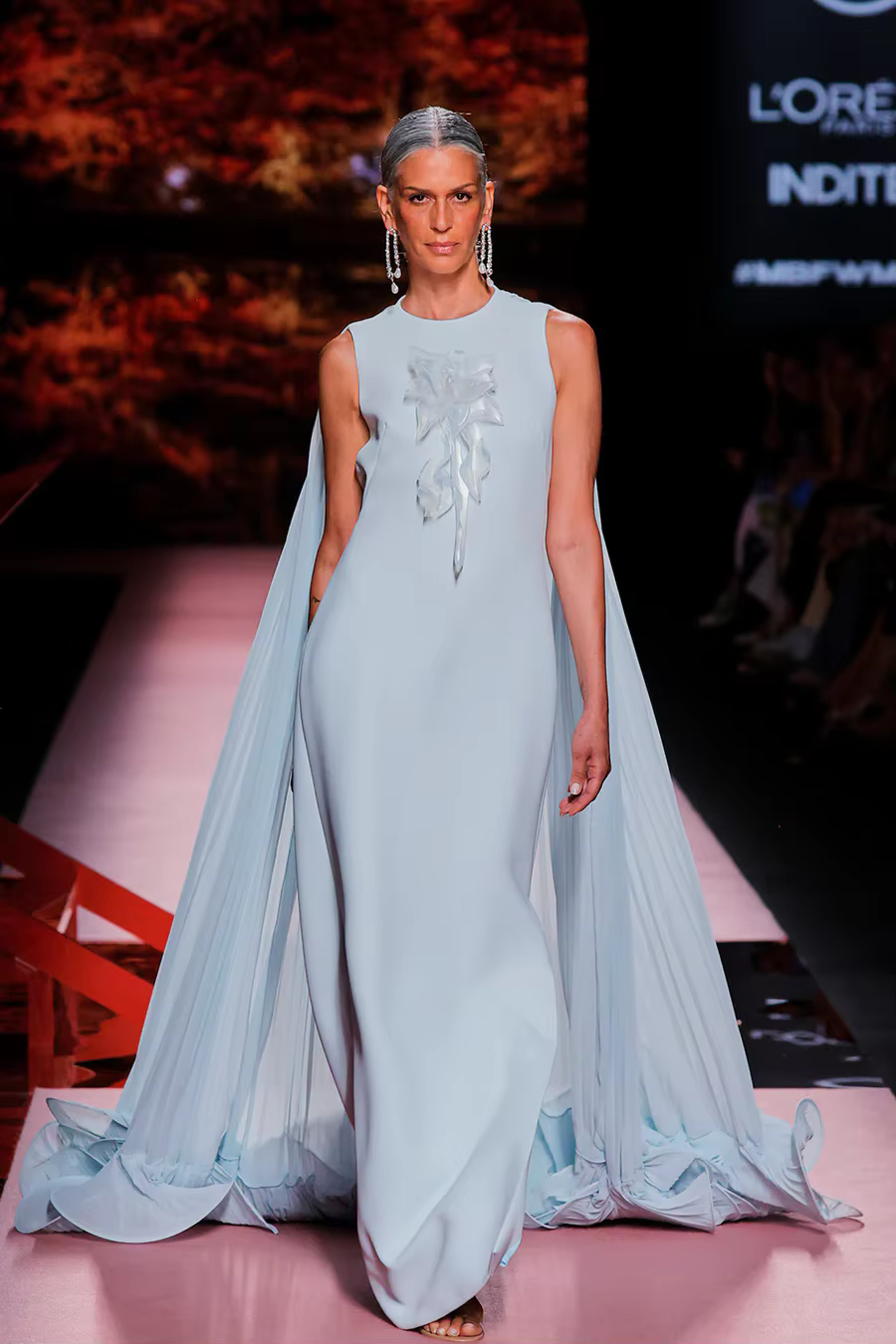 Robes de soirée longues élégantes bleu clair avec cape plissée