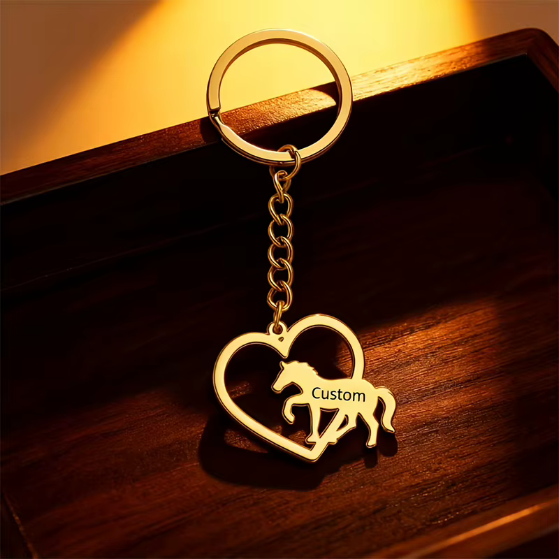 Porte-clés cheval en forme de cœur personnalisé, nom personnalisé, breloque cheval doré, plaque signalétique en acier inoxydable, cadeau d'anniversaire équestre, bijoux pour hommes