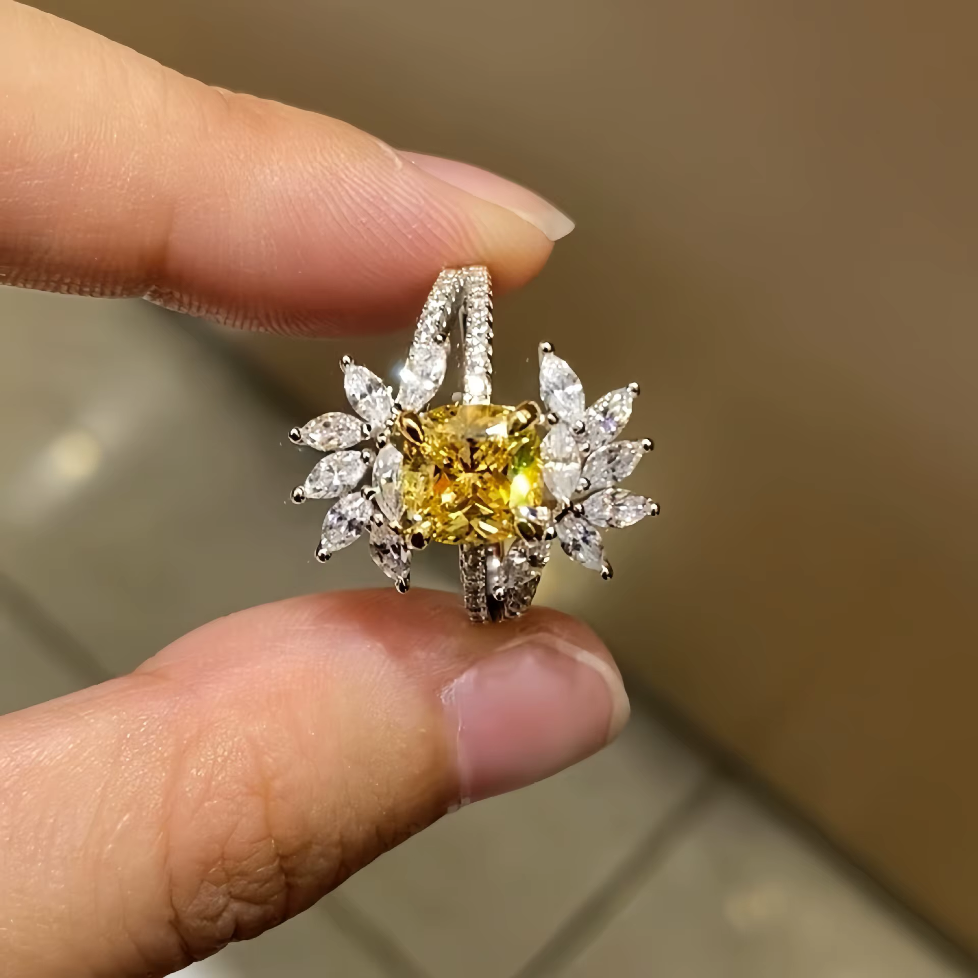 Bague de fiançailles Amazed avec diamant jaune créé taille coussin 2 carats 7*7mm