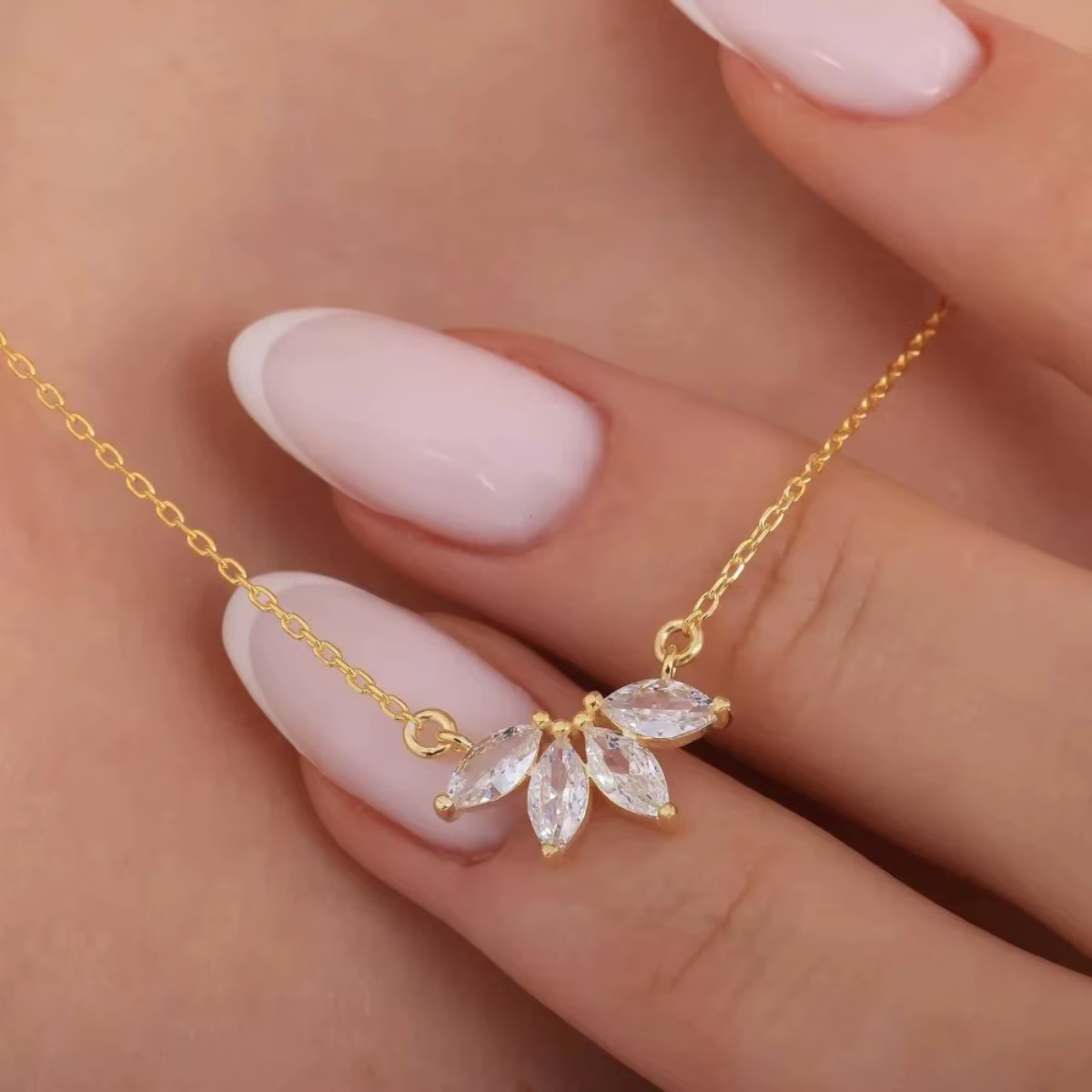 Collier élégant en zircon taille marquise