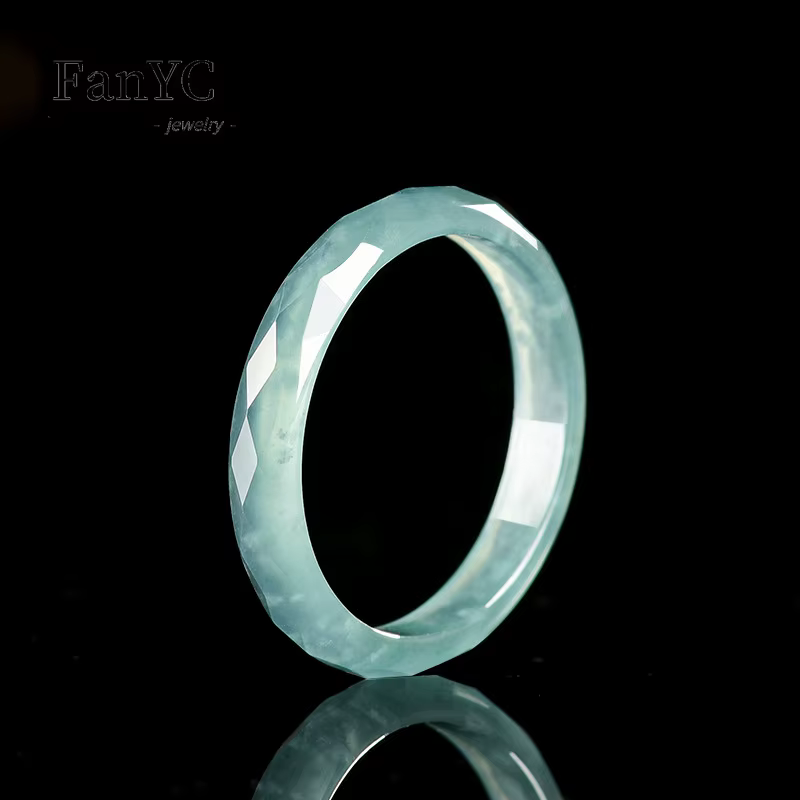 Bague en diamant d'eau bleue en jadéite naturelle de qualité