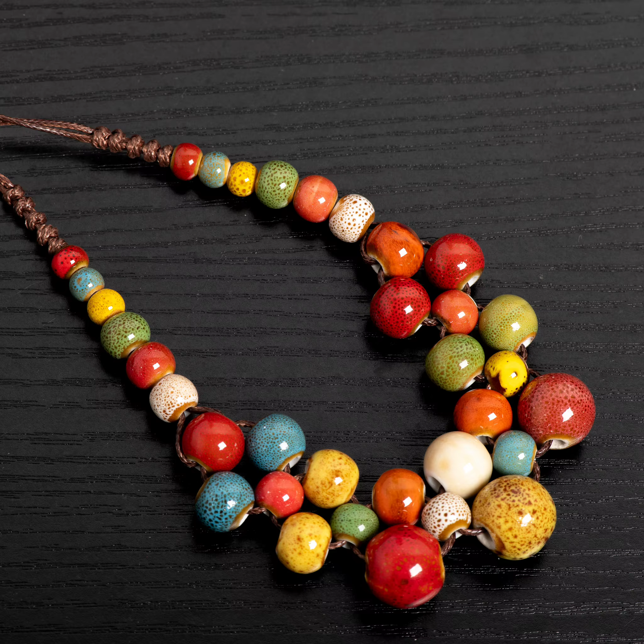 Collier en céramique coloré fait à la main pour femme