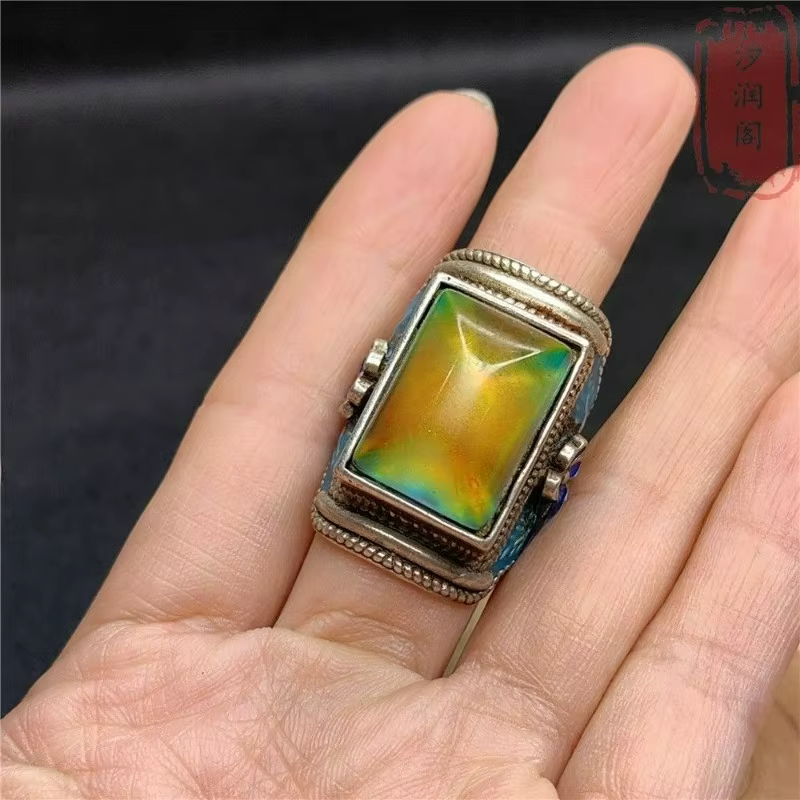 Bague vintage en argent tibétain incrustée de pierres précieuses naturelles changeantes de couleur