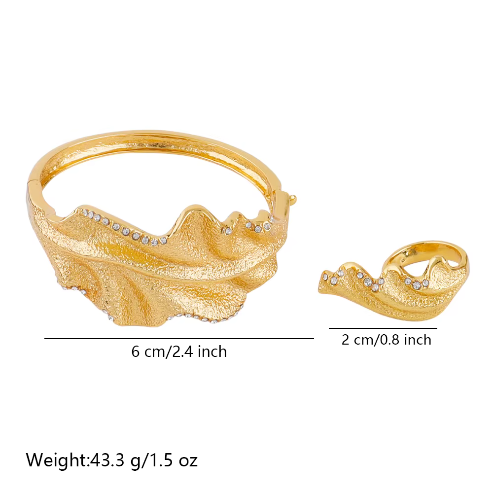 Ensemble de bijoux luxueux en alliage de cuivre, comprenant un bracelet et une bague gravés en forme de grande feuille, idéal comme cadeau de mode pour les fêtes d'anniversaire.
