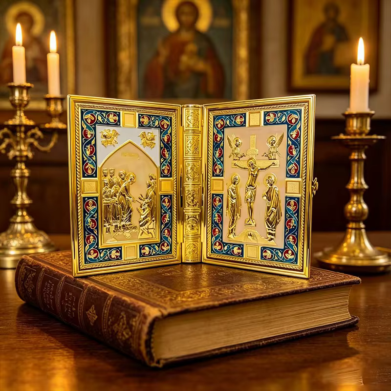 Couverture de Bible orthodoxe vintage plaquée or avec icônes émaillées pour la liturgie de l'Église