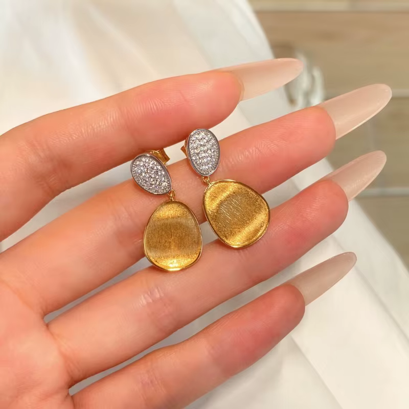 Boucles d'oreilles brossées incrustées de diamants ovales rétro pour femmes