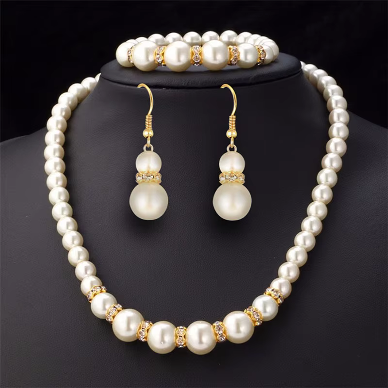 Ensemble élégant, collier de perles simulées