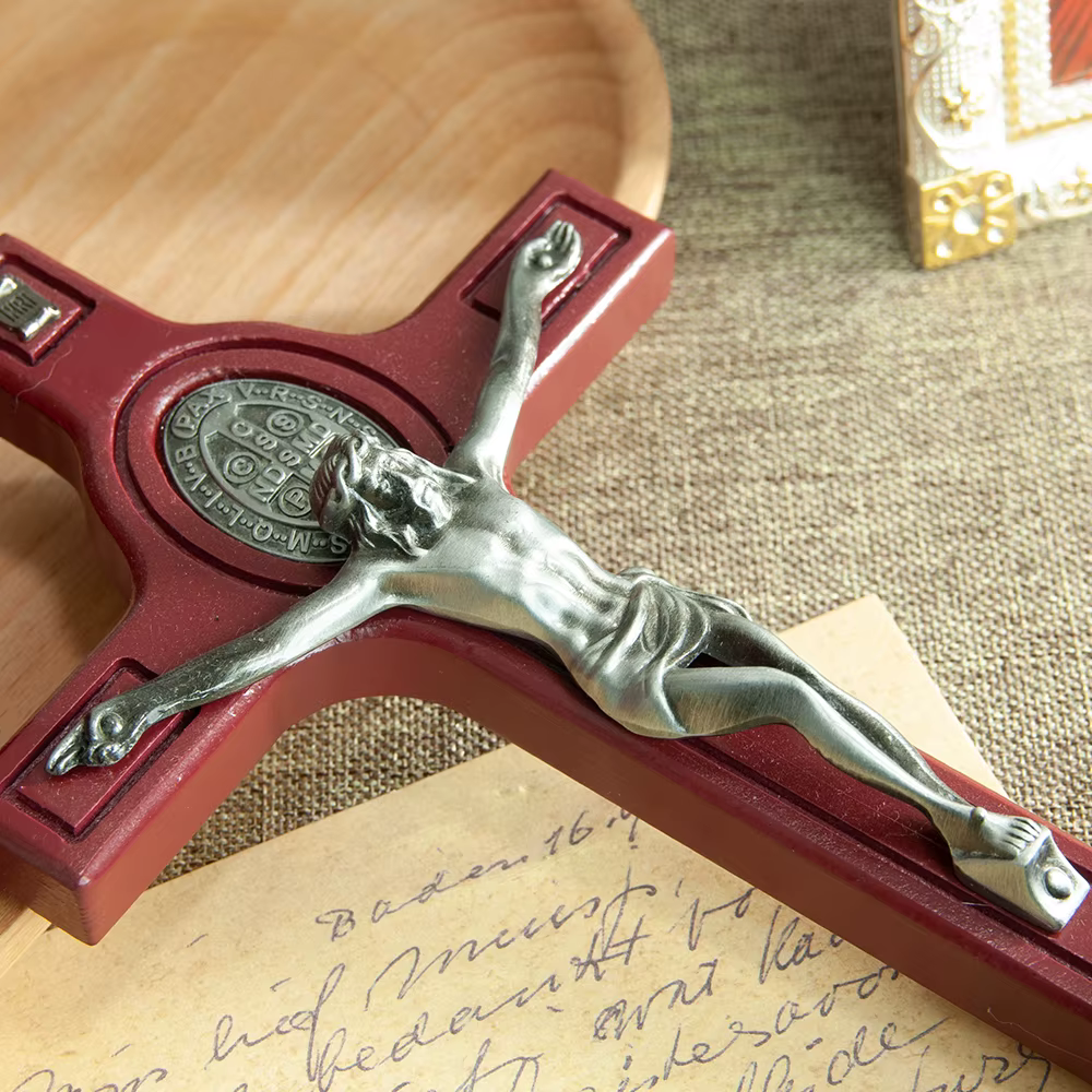 Nouvelle église bois croix Religion catholique rituel