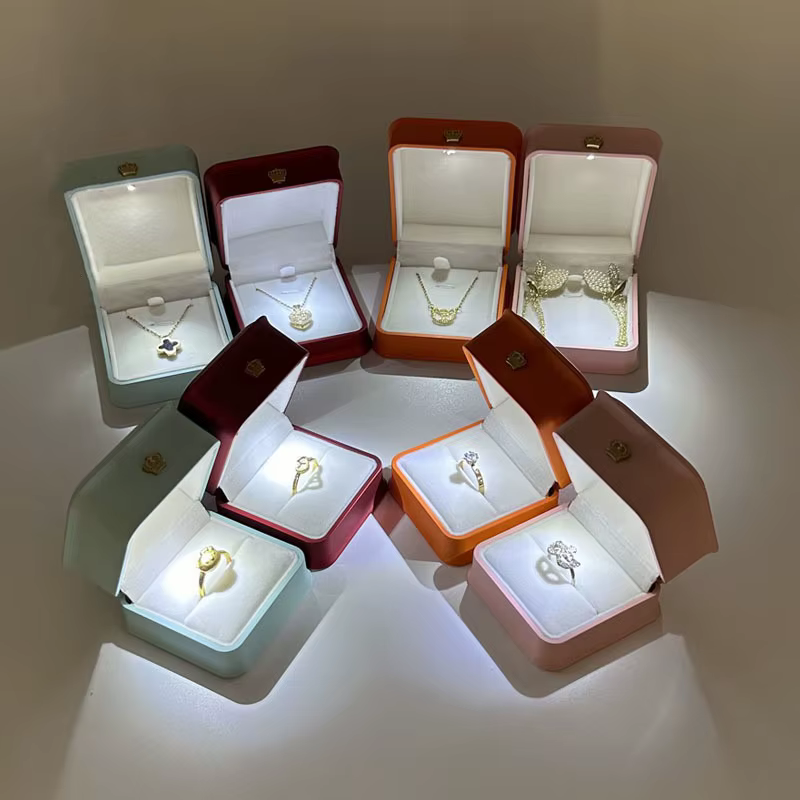 Boîte à bijoux couronne avec LED éclairée